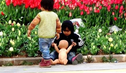 Suriyeli çocukların çöpten çıkan "oyuncak bebek" sevinci