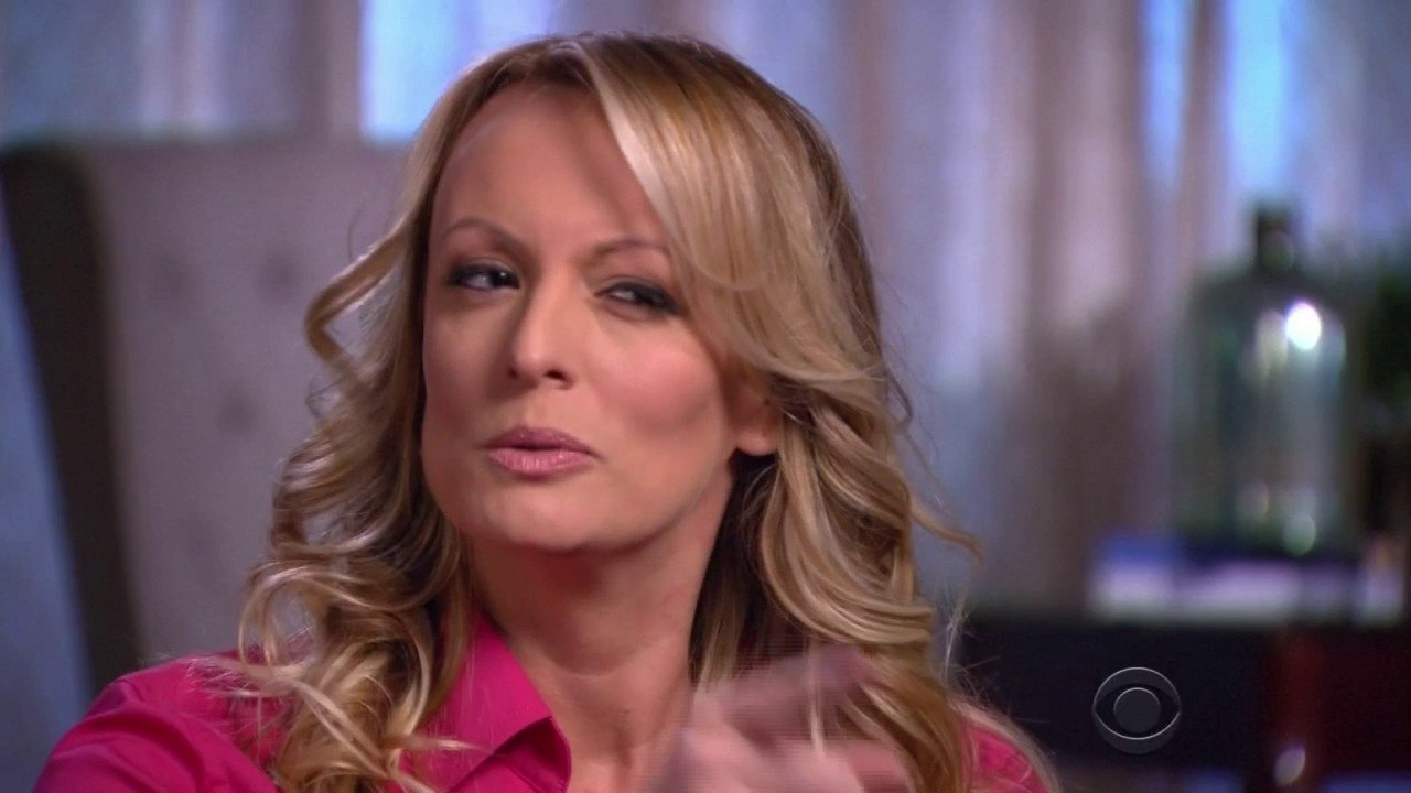 Elle dit lui avoir donné une fessée avec un magazine dont il faisait a couverture. L'actrice X Stormy Daniels parle de sa relation avec Donald Trump