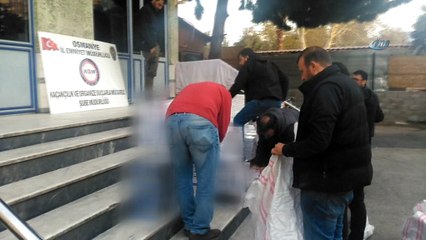 Minibüsün gizli bölmesinden 10 bin 100 paket kaçak sigara çıktı