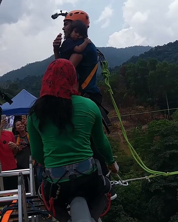 Saut pendulaire avec sa fille de 2 ans dans les bras