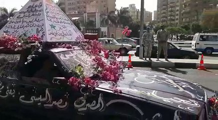 سيارة مزينة بالورود تجوب شوارع مصر الجديدة