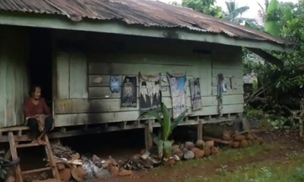 Kisah Nenek Rawat Anaknya yang Lumpuh dan Tak Bisa Melihat