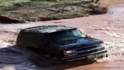 Köylülere Kızan Sürücüler, Araçlarıyla Dereden Geçti