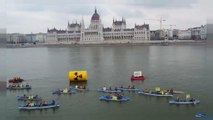 Budapest: Greenpeace sul Danubio per dire no al nucleare Paks II