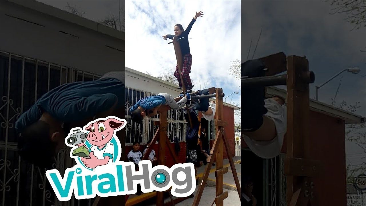 Des enfants font de la balançoire mexicaine