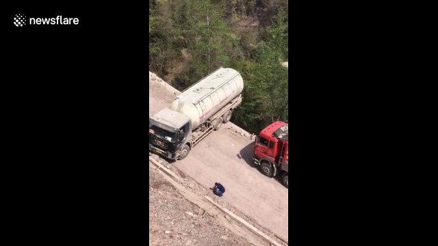 Tanker driver makes nail-biting U-turn beside cliff face