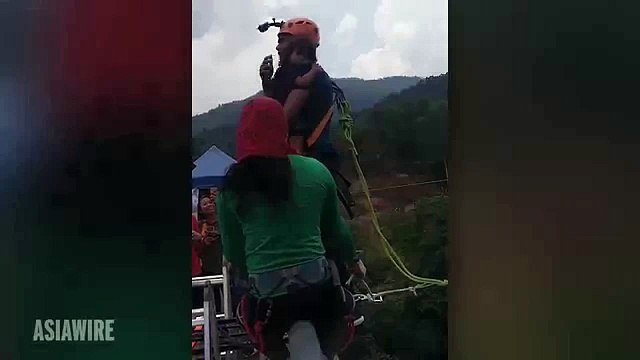 Il saute 60m à la corde avec sa fille dans ses bras (non sécurisée)
