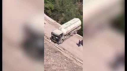 Chine : Un camion fait demi-tour sur une route très escarpée