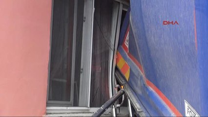 Beykoz'da Kayan Kamyon Binaya Çarptı