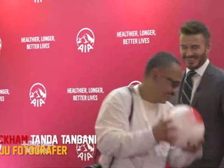 Beckham Tanda Tangani Baju Fotografer