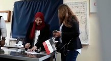 ليلى علوي تدلي بصوتها الانتخابي في مصر الجديدة