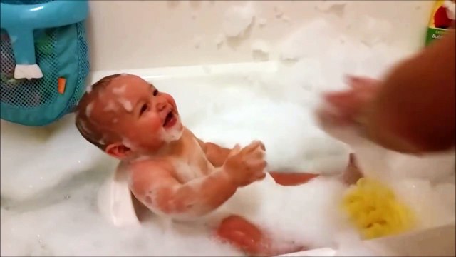 Ce bébé mort de rire des pitreries de son père est la vidéo la plus mignonne du moment