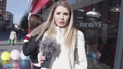 Allah Eşcinsel' Yazılı Bildiriler Dağıtan Aşırı Sağcı Kadın Ömür Boyu İngiltere'ye Giremeyecek