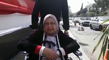 مسنة تدلى بصوتها على كرسى متحرك بمصر الجديدة