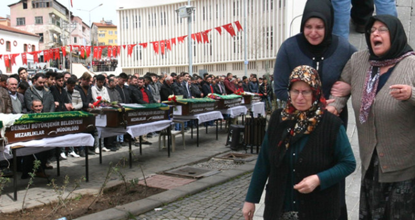 Denizli Yasta! Gölete Uçan Araçta Ölen 5 Gencin Cenaze Töreninde Gözyaşları Sel Oldu
