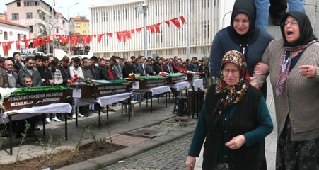 Denizli Yasta! Gölete Uçan Araçta Ölen 5 Gencin Cenaze Töreninde Gözyaşları Sel Oldu