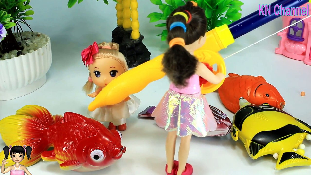 [ALIBABA KIDS] - Đồ chơi trẻ em BÉ NA CÂU CÁ KHỔNG LỒ CÙNG VỚI BÚP BÊ BARBIE VUI NHỘN- KN Channel FISHING TOY
