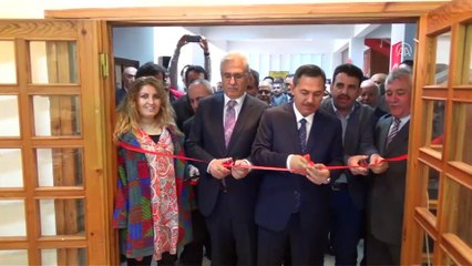 Ayaklarıyla resim çizdi, kitabını imzaladı - ZONGULDAK
