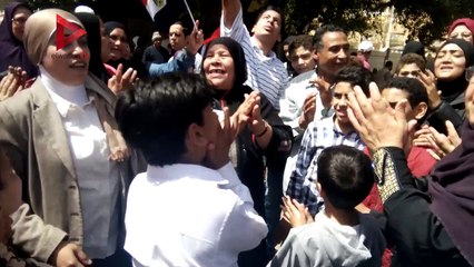 ابن ١٣ سنة يحشد الناخبين بالغناء: "انا من ولاد ٢٥يناير"