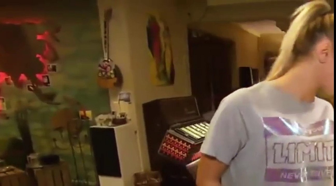 Flo schenkt Lina eine Pizza!❤.mp4 - Lustige Videos