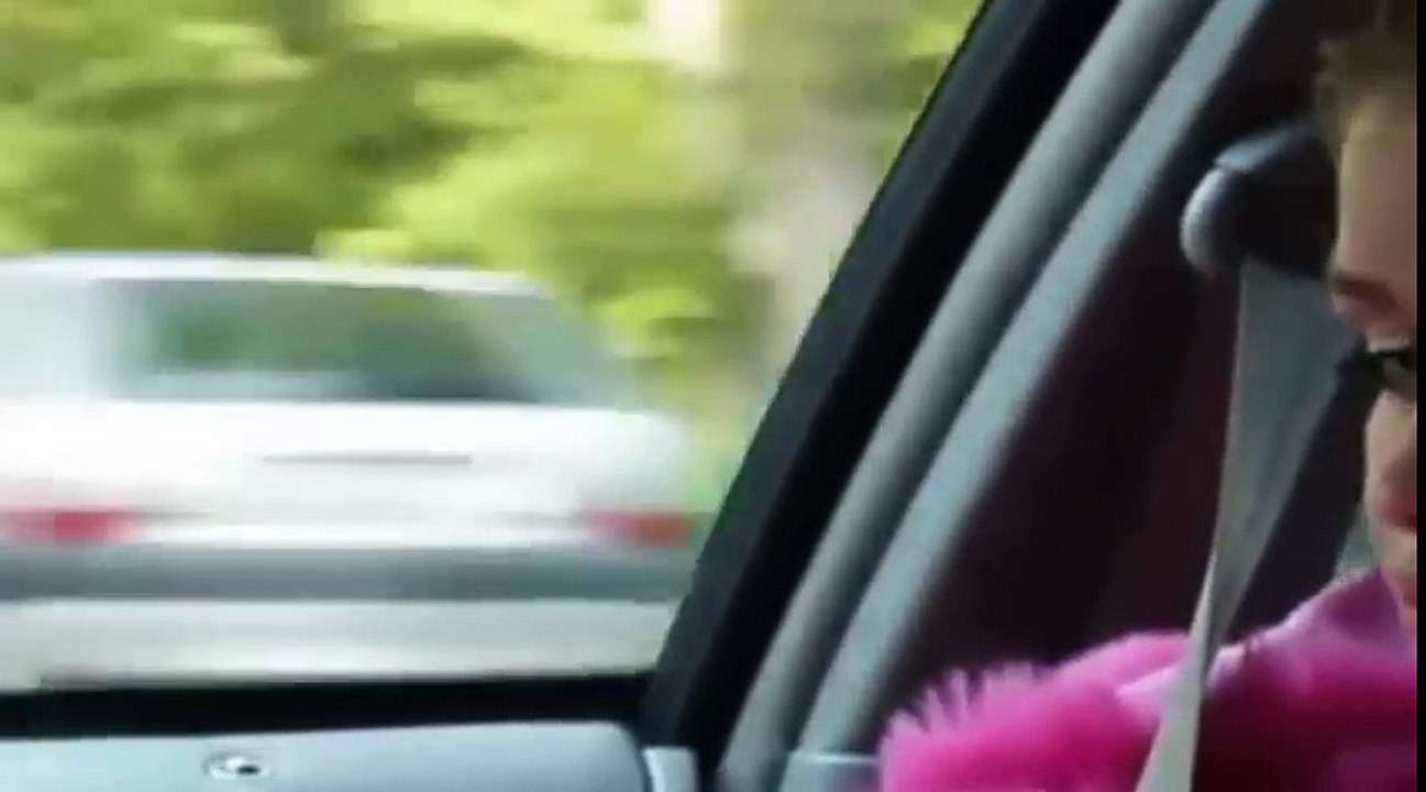 Holly kann es nicht mehr für sich behalten!.mp4 - Lustige Videos