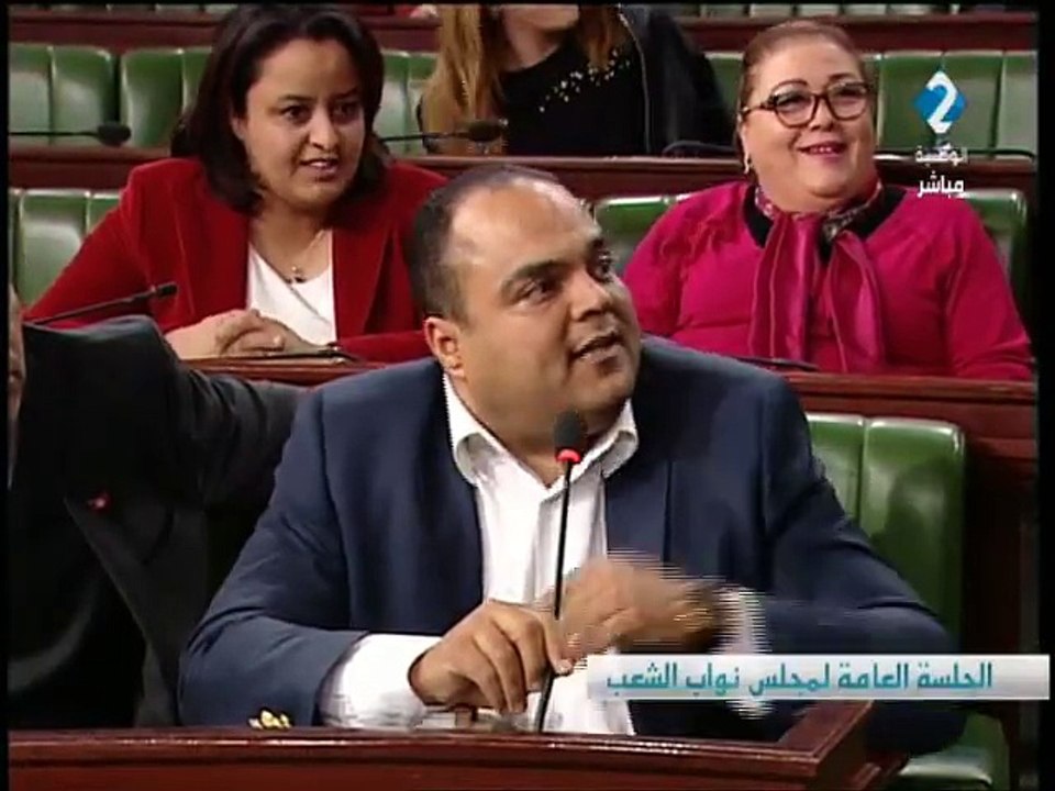 إنزال سهام بن سدرين من المنصة المخصصة لالقاء كلمة بأمر من سفيان طوبال
