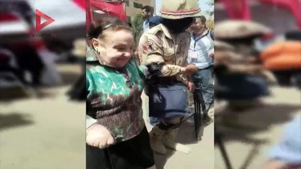مجند يساعد مسنة للإدلاء بصوتها