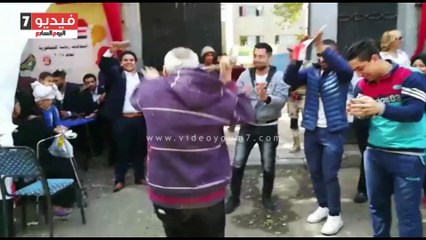 مسن يفاجئ المواطنين بوصلة رقص بالعصا فى الجمالية