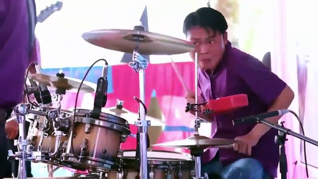 Tay trống đám cưới với gương mặt biểu cảm khó tả trở thành ngôi sao sáng trên MXH hôm nay