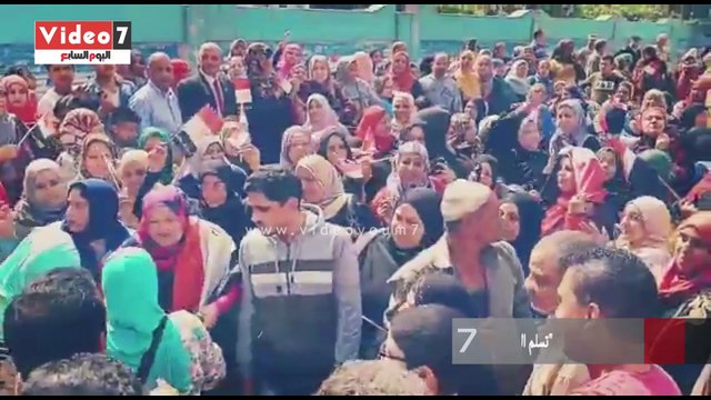 تسلم الأيادى تشعل احتفالات المواطنين بانتخابات الرئاسة فى إمبابة