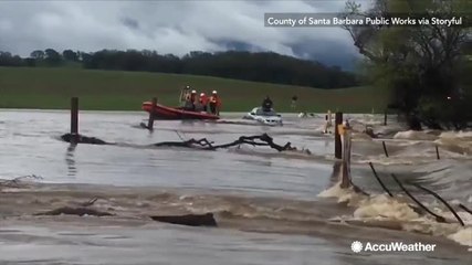 Tải video: Raging floods trap cars in California