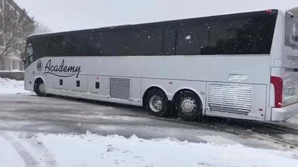 Villanova Basketball team's bus stuck in snow on way to Sweet 16