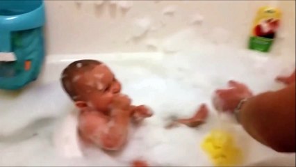 Download Video: Ce bébé est plié de rire à cause de papa... Trop mignon à voir