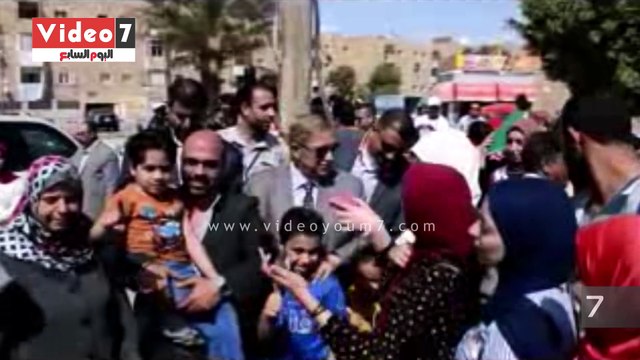 محافظ الإسماعيلية يدلى بصوته بلجنة مدرسة الشهيد محمد حسن