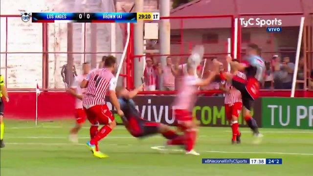 Un carton rouge bien mérité : coup de pied en plein visage pendant un match de football