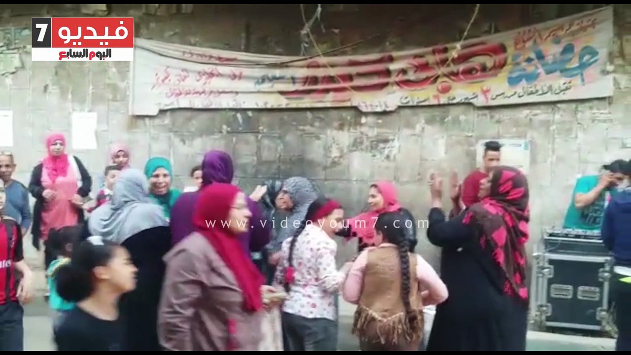 سيدات عين شمس يدلين بأصواتهن ويطلقن الزغاريد على أنغام تسلم الأيادى