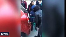 Çocuğu okul servisini kaçırdı diye arabanın arkasına bağlayıp çekmek isteyen anne!