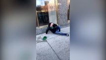 Un sujeto perdió la cabeza al discutir con su novia en plena calle