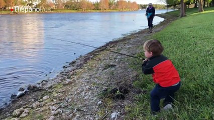 Vea la emoción de este pequeño al pescar su primer pez