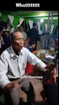 Ce gars s'amuse à avaler sa clope... joli tour de magie