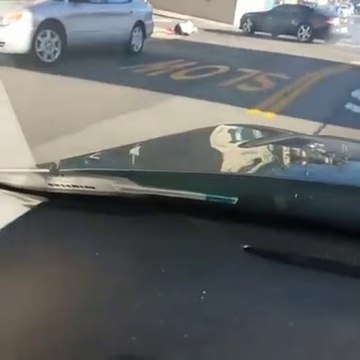 Il s'amuse à faire des dérapages et se fait ejecter de sa propre voiture