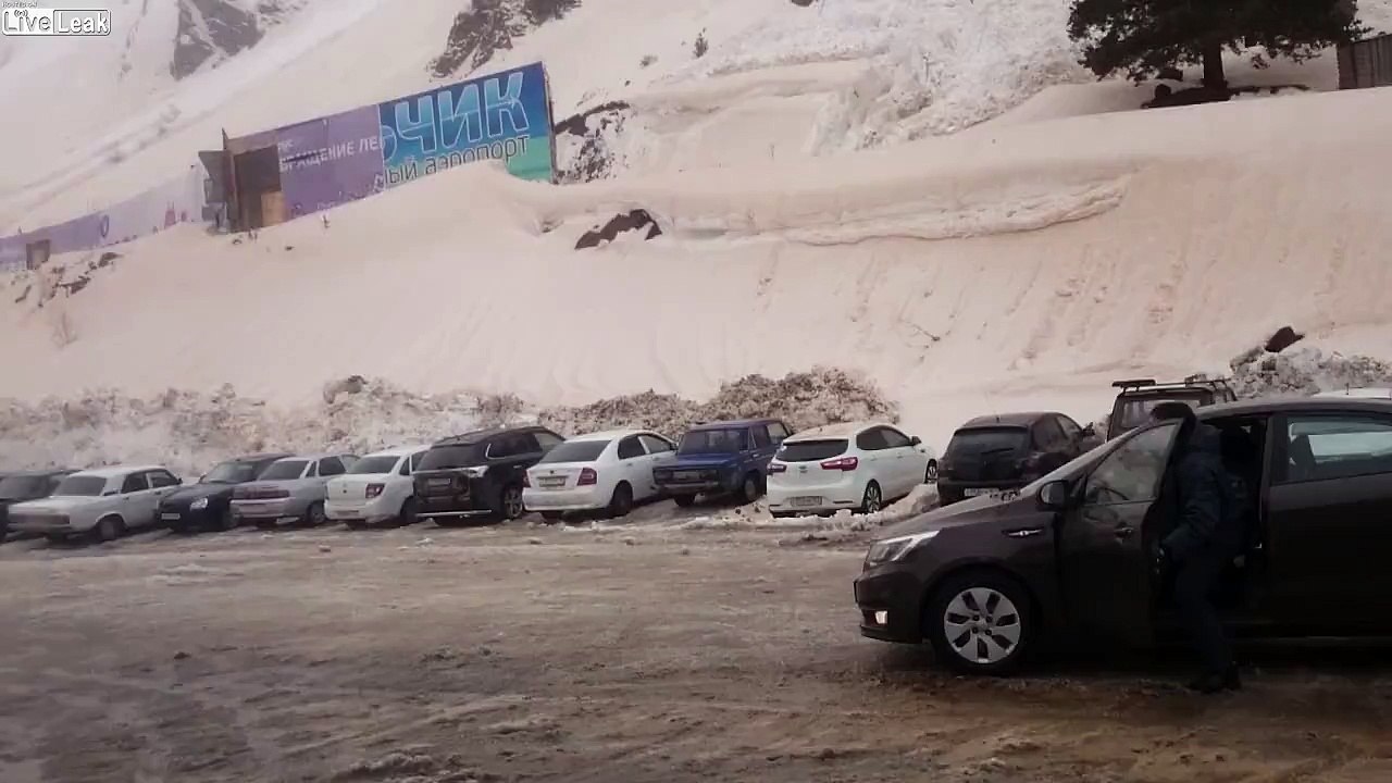 Valanga in Russia distrugge un parcheggio