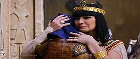 Os dez mandamentos (Capítulo Completo do dia 26/03/18) Nefertari vai até a vila dos Hebreus convencer a poupar a vida do seu filho mas Moisés disse que o único que poderá impedir que aconteça o pior é o próprio Ramsés e não que não é uma questão pessoal