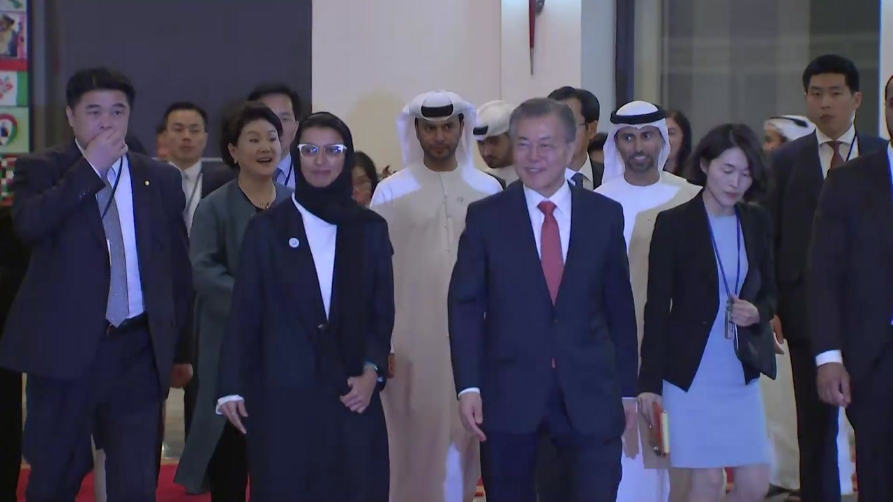 UAE 왕세제, 文 대통령 내외 사저 초청...세 딸·손자 13명 소개 / YTN