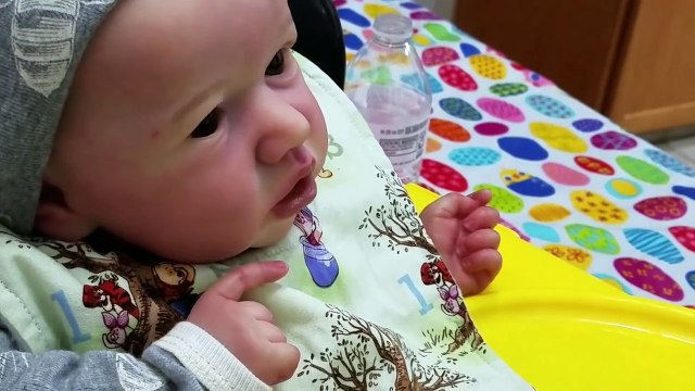 Reborn Baby Dolls First Time Eating Baby Food! MESSY Baby! Doll That Eats & Drinks! Toy Doll!