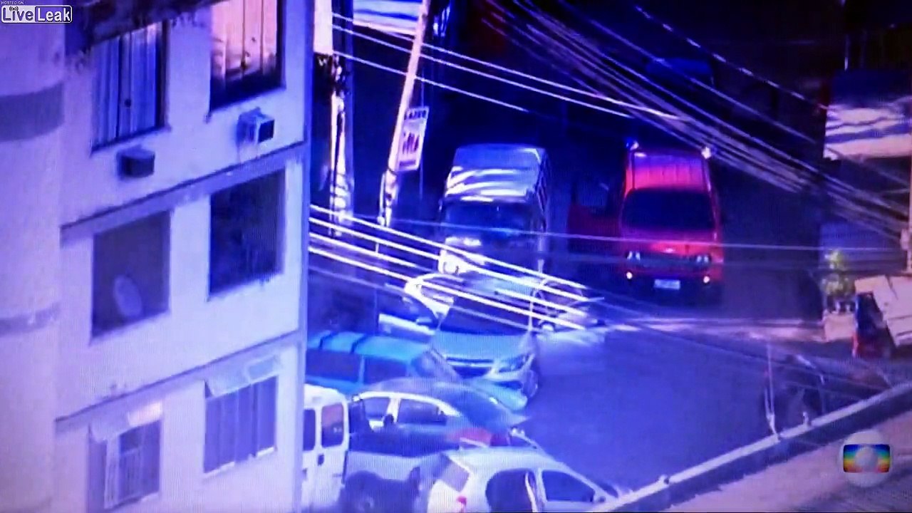Fuite d'un gang des favelas en pleine journée à Rio : à coups de mitrailleuses en pleine rue !
