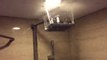 Douche en chine : l'eau sort à l'envers sur le plafond !