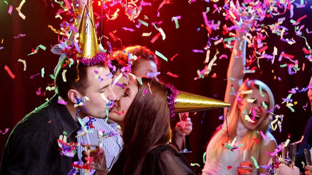 Happy New Years Eve नए साल पर गुडलक के लिए, जानें किन देशों में होता है क्या Seriously Strange