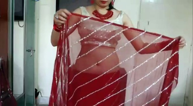 Bollywood Innovative Saree Draping Style With Backless Choli:How to Wear A Sari