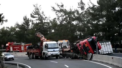 Sıkıştırılmış Doğalgaz Tüpü Yüklü Tır Devrildi